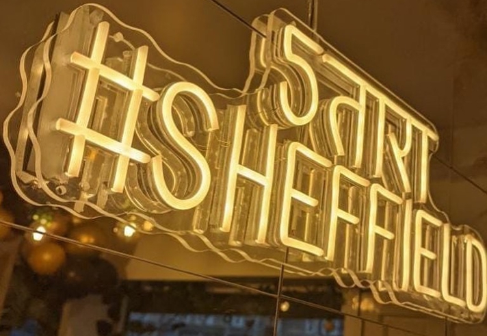 5तारा (5Tara Sheffield) neon sign.